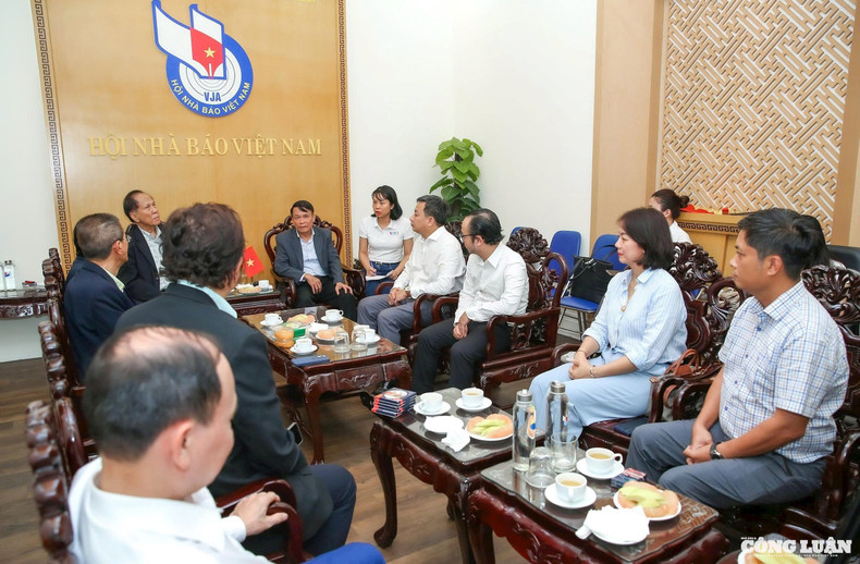 La rencontre se déroule dans une atmosphère chaleureuse et conviviale. Photo: congluan.vn 2.jpg