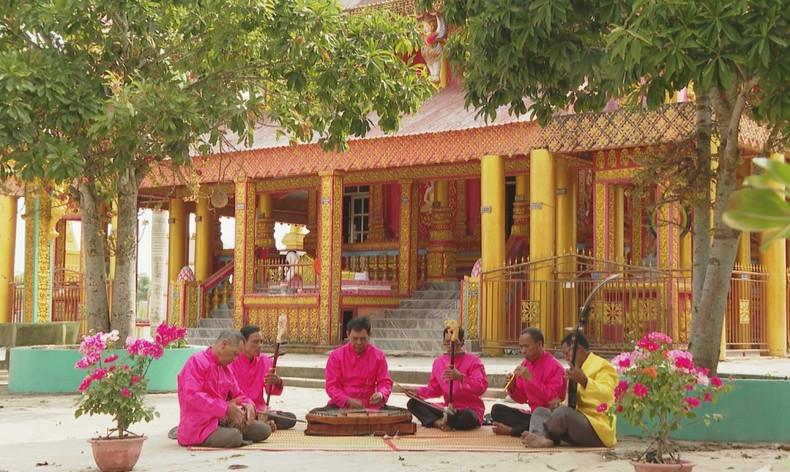 La musique ne se contente pas de rendre la cérémonie plus solennelle et animée, elle constitue également une partie indispensable à l’accomplissement des rituels selon les exigences du maître de cérémonie. Photo : VOV. 2-1644.jpg