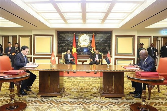 Les deux présidents assistent à la signature d'une lettre d'intention visant à promouvoir la coopération en matière de défense entre le Vietnam et l'Angola. Photo : VNA. Les deux présidents assistent à la signature d'une lettre d'intention visant à promouvoir la coopération en matière de défense entre le Vietnam et l'Angola. Photo : VNA.