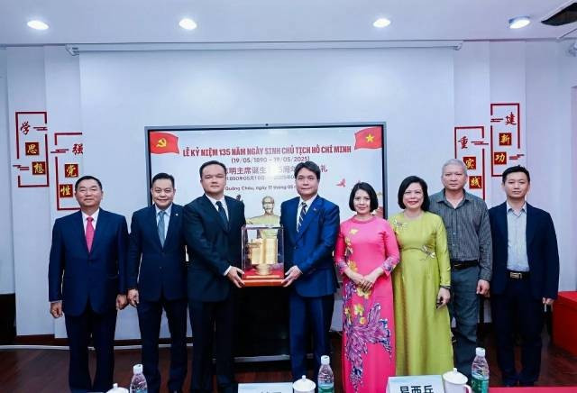 Le Consul général Nguyen Viet Dung offre l’ouvrage Le Vietnam - Pages d’histoire glorieuses du Secrétaire général Tô Lâm au directeur du Musée de l’Histoire révolutionnaire du Guangdong, à l’occasion du 135e anniversaire de la naissance du Président Hô Chi Minh. Photo : Consulat général du Vietnam à Canton 3-38.jpg