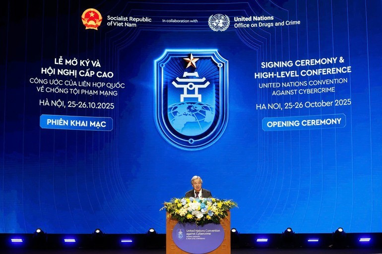 Le secrétaire général des Nations unies, António Guterres, prend la parole lors de la cérémonie d’ouverture à la signature de la Convention des Nations unies sur la lutte contre la cybercriminalité. Photo : nhandan.vn image-81.jpg