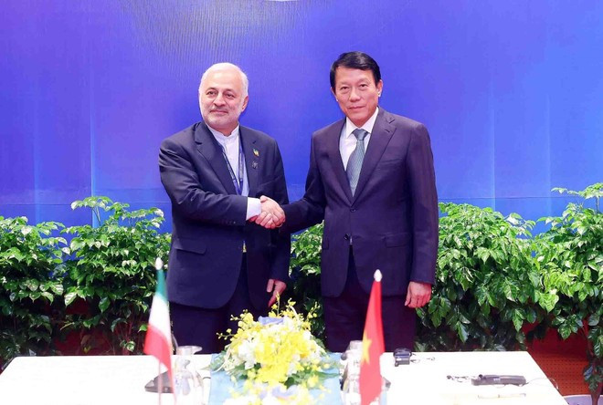 Le général Luong Tam Quang (droite), ministre de la Sécurité publique et le vice-ministre iranien des Affaires étrangères chargé des affaires consulaires et parlementaires, Vahid Jalal Zadeh. Photo : VNA Le général Luong Tam Quang (droite), ministre de la Sécurité publique et le vice-ministre iranien des Affaires étrangères chargé des affaires consulaires et parlementaires, Vahid Jalal Zadeh. Photo : VNA