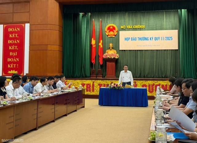 La Banque d’État du Vietnam a collaboré à la promulgation de la circulaire 03/2025/TT-NHNN afin de simplifier les procédures administratives pour les investisseurs étrangers, notamment en assouplissant les exigences de notarisation lors de l’ouverture de comptes de transaction. Photo: baoquocte.vn cfa8f1f32a449d1ac45520250702142015.jpg