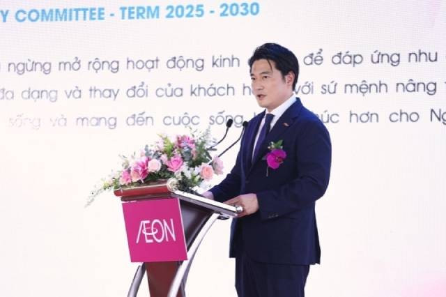 Le représentant en chef du Groupe AEON au Vietnam et directeur général d’AEON Vietnam, Tezuka Daisuke, a prononcé un discours lors de la cérémonie. Photo : baodautu.vn h2.jpg