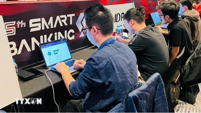 Des ingénieurs en technologies participent à des exercices de cybersécurité dans le secteur financier et bancaire. Photo: VNA