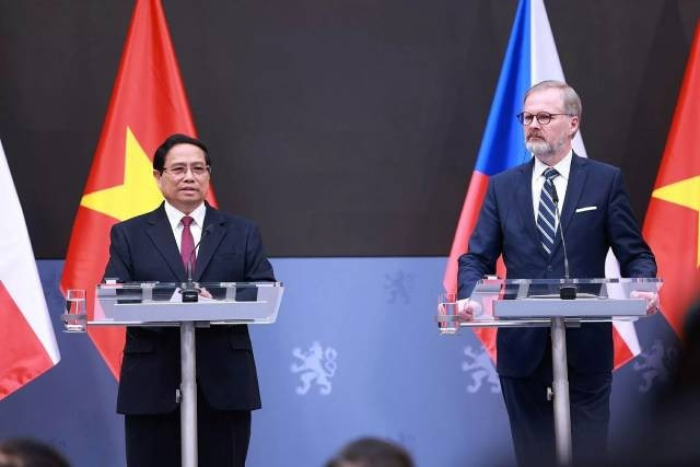 Le Premier ministre Pham Minh Chinh et le Premier ministre de la République tchèque, Petr Fiala, ont rencontré la presse pour annoncer que les deux parties avaient publié une Déclaration conjointe sur l’élévation de leurs relations au niveau de Partenariat stratégique. Photo : Ambassade du Vietnam en République tchèque 2-85.jpg