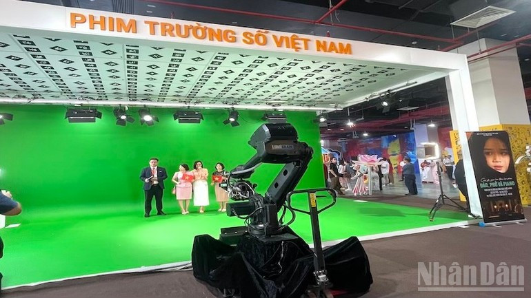 Studio virtuel dans l’espace cinématographique de l’exposition. Photo : nhandan.vn 4.jpg
