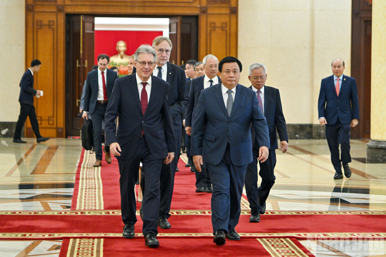 Les délégations du Parti communiste du Vietnam et du Parti social-démocrate d’Allemagne participent au 10ᵉ Dialogue théorique. Photo: nhandan.vn 2.jpg