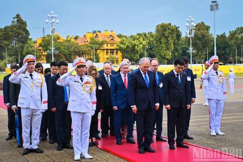 Le président de la Douma d’État russe, Viatcheslav Volodine, et la délégation de haut niveau russe se recueillent avec respect à la mémoire du président Ho Chi Minh. Photo: nhandan.vn 8.jpg