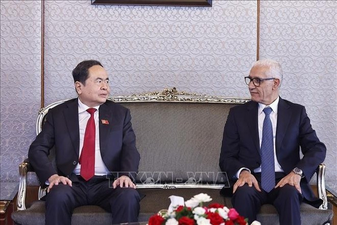 Le président de l'AN du Vietnam Tran Thanh Man a eu une brève réunion avec le président de la Chambre des représentants du Maroc Rachid Talbi Alami. Photo : VNA. Le président de l'AN du Vietnam Tran Thanh Man a eu une brève réunion avec le président de la Chambre des représentants du Maroc Rachid Talbi Alami. Photo : VNA.