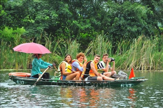Des touristes étrangers à Trang An, Ninh Binh. Photo: VNA