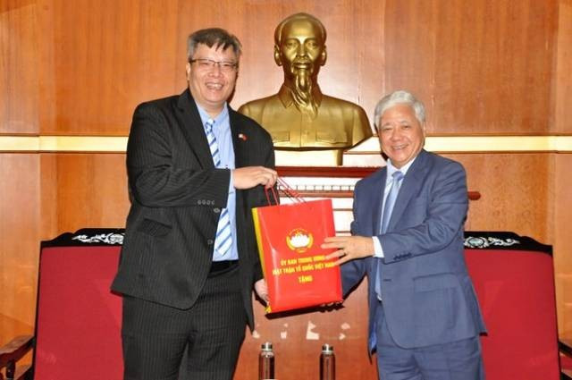 Le président du Comité central du Front de la Patrie du Vietnam, Do Van Chien fait un cadeau de souvenir au président de l'Association VKBIA, Tran Hai Linh. chu-tich-uy-ban-trung-uong-mttq-viet-nam-do-van-chien-tang-qua-luu-niem-cho-ts-tran-hai-linh-uy-vien-uy-ban-trung-uong-mttq-viet-nam-chu-tich-hiep-hoi-vkbia-1-1.jpg