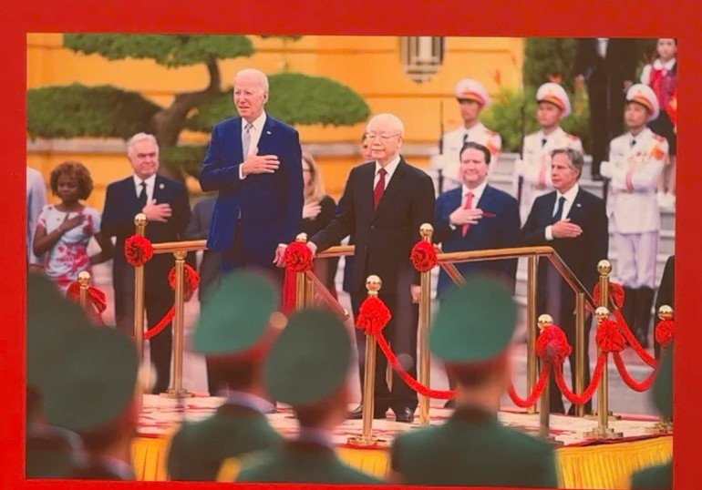 Une photo du président Joe Biden lors de sa visite au Vietnam en septembre 2023 est exposée à l’exposition. hoto: nhandan.vn 2.jpg
