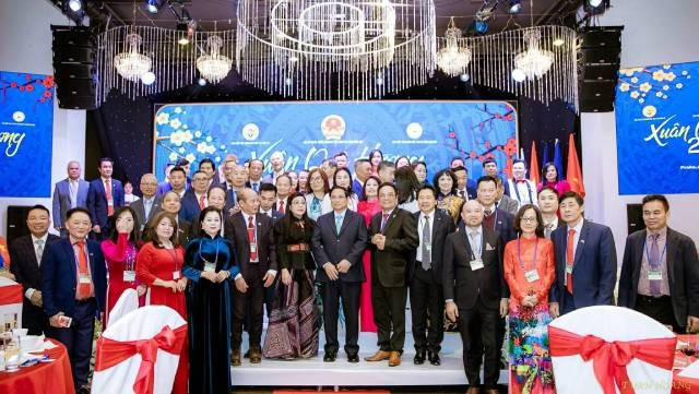 Le Premier ministre Pham Minh Chinh et son épouse ont rencontré, adressé leurs vœux du Têt traditionnel et échangé avec la communauté vietnamienne en République tchèque. Photo : Ambassade du Vietnam en République tchèque 3-57.jpg