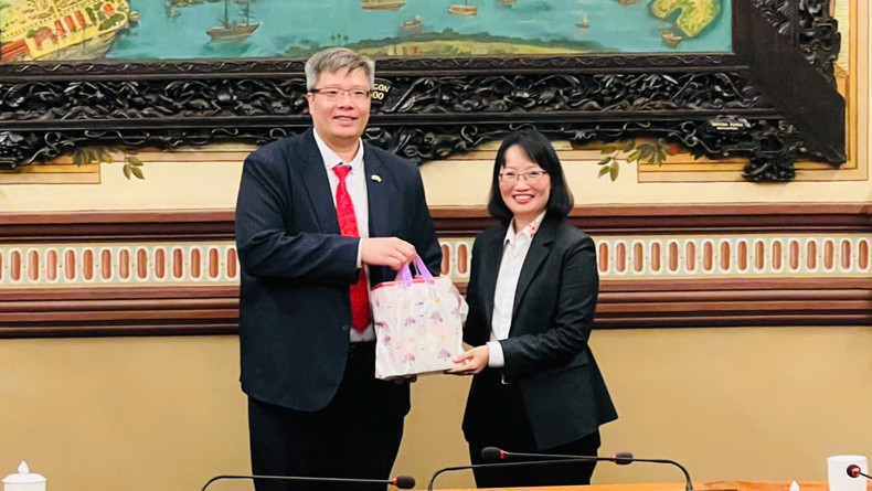 Le président de l’Association VKBIA remet un cadeau à la vice-présidente du Comité populaire de Hô Chi Minh-Ville, Tran Thi Dieu Thuy. chu-tich-hiep-hoi-vkbia-trao-qua-luu-niem-den-pho-chu-tich-ubnd-tphcm-tran-thi-dieu-thuy-1.jpg