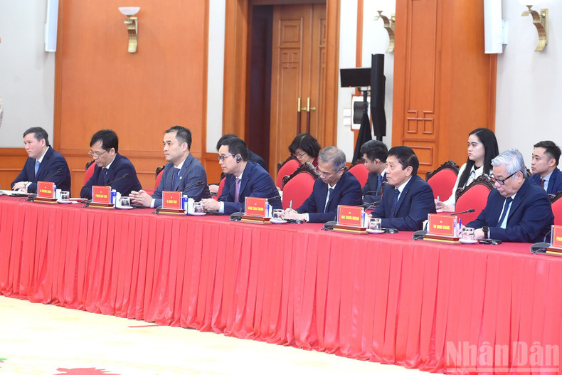 Les délégués participant à la réception. Photo: nhandan.vn 9.jpg