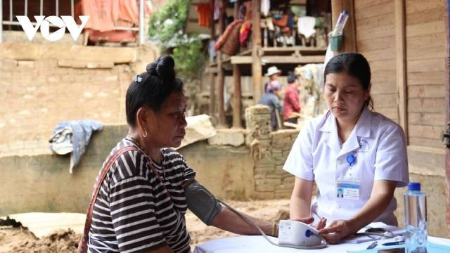 Les équipes médicales sont présentes pour fournir des soins aux habitants après la crue violente. Photo : VOV. 2-78.jpg