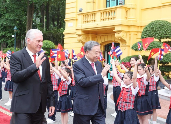 Le secrétaire général du Parti Tô Lâm et le Premier secrétaire et président cubain Miguel Díaz-Canel Bermúdez avec des enfants à Hanoï lors de la cérémonie d'accueil. Photo : VNA Le secrétaire général du Parti Tô Lâm et le Premier secrétaire et président cubain Miguel Díaz-Canel Bermúdez avec des enfants à Hanoï lors de la cérémonie d'accueil. Photo : VNA