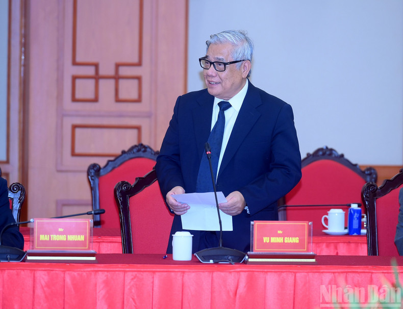 Le professeur Vu Minh Giang prenant la parole lors de la rencontre. Photo: nhandan.vn 7.jpg