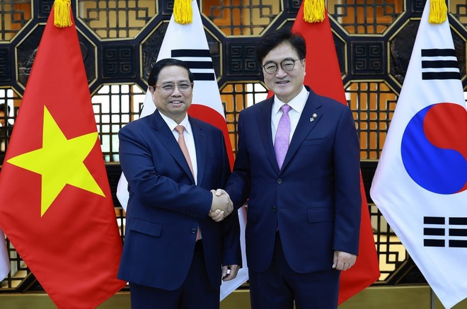 Le Premier ministre Pham Minh Chinh (gauche) a rencontré le président de l&apos;Assemblée nationale de la République de Corée, Woo Won-sik, lors de sa visite officielle en République de Corée, le 2 juillet 2024. Photo : VNA