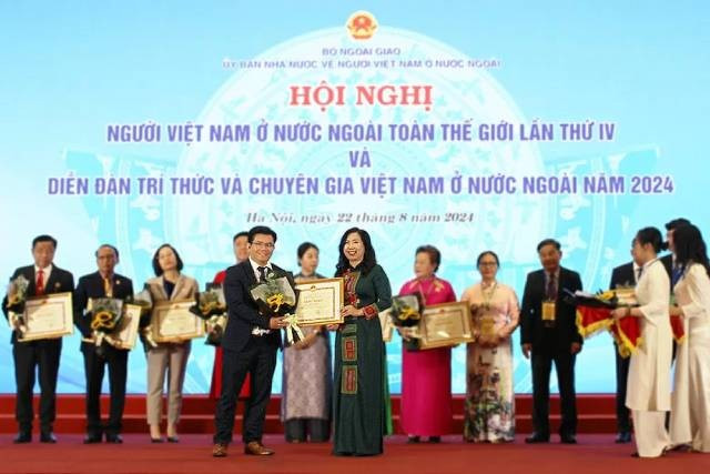 Pham Khanh Nam a reçu un certificat de mérite du ministre des Affaires étrangères Bùi Thanh Sơn pour ses contributions remarquables au développement de la communauté vietnamienne à l’étranger et à son attachement envers la patrie. Photo fournie par Pham Khanh Nam. 2-62.jpg