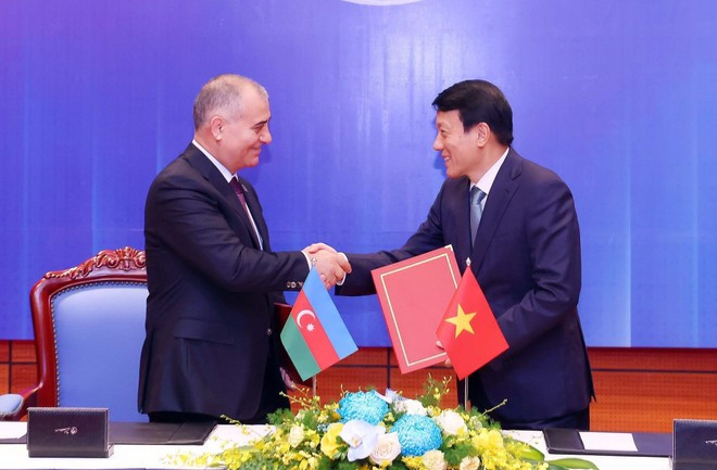 Le général Luong Tam Quang (droite), ministre de la Sécurité publique et le directeur de l’Agence nationale de sécurité de l’Azerbaïdjan, Ali Naghiyev. Photo : VNA Le général Luong Tam Quang (droite), ministre de la Sécurité publique et le directeur de l’Agence nationale de sécurité de l’Azerbaïdjan, Ali Naghiyev. Photo : VNA