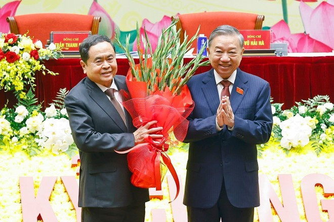 Le secrétaire général du Parti, Tô Lâm, félicite le président de l'Assemblée nationale, Trân thanh Mân. Photo: VNA Le secrétaire général du Parti, Tô Lâm, félicite le président de l'Assemblée nationale, Trân thanh Mân. Photo: VNA