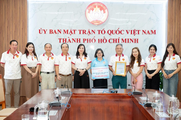 De nombreuses entreprises, organisations et mécènes, par l’intermédiaire du Comité du Front de la Patrie du Vietnam à Hô Chi Minh-Ville, ont apporté leur aide pour remédier aux conséquences des tempêtes et inondations survenues dans les provinces du Nord et du Centre du pays. Photo : Front de la Patrie du Vietnam à Hô Chi Minh-Ville. Photo : Front de la Patrie du Vietnam à Ho Chi Minh-Ville image-69.jpg