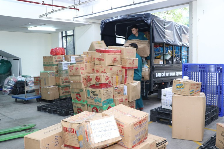 De nombreux biens de première nécessité et produits essentiels ont été emballés pour être envoyés aux habitants des régions sinistrées. Photo : Front de la Patrie du Vietnam à Ho Chi Minh-Ville. image-71.jpg