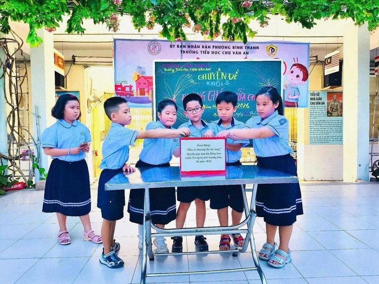 Des élèves de l’école primaire Chu Van An collectent des dons pour soutenir les habitants victimes de catastrophes naturelles et d’inondations. image-68.jpg