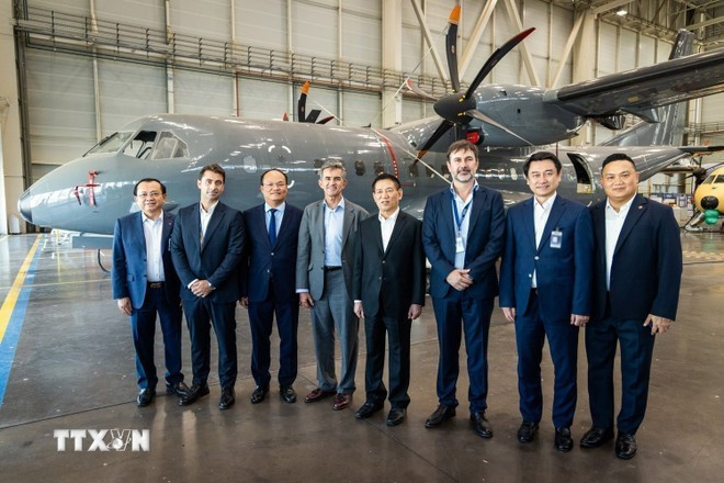 Ho Duc Phoc apprécie le rôle et le prestige d'Airbus sur le marché mondial de l'aviation, ainsi que la coopération étroite et efficace entre Airbus et ses partenaires vietnamiens, notamment Vietnam Airlines et Vietjet Air. Photo : VNA. Ho Duc Phoc apprécie le rôle et le prestige d'Airbus sur le marché mondial de l'aviation, ainsi que la coopération étroite et efficace entre Airbus et ses partenaires vietnamiens, notamment Vietnam Airlines et Vietjet Air. Photo : VNA.