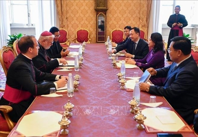 Panorama de la rencontre entre la vice-présidente Vo Thi Anh Xuan (droite) et l’archevêque Paul Richard Gallagher, secrétaire du Saint-Siège pour les Relations avec les États et les organisations internationales. Photo: VNA. Panorama de la rencontre entre la vice-présidente Vo Thi Anh Xuan (droite) et l’archevêque Paul Richard Gallagher, secrétaire du Saint-Siège pour les Relations avec les États et les organisations internationales. Photo: VNA.