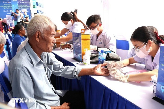 Contrôle de la glycémie chez les personnes âgées. Photo : VNA