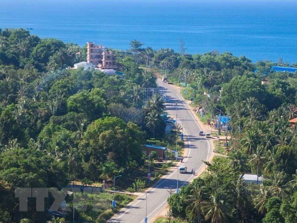 Route menant à une plage à Phu Quôc. Photo : VNA. Route menant à une plage à Phu Quôc. Photo : VNA.