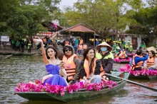 Des réalisateurs, acteurs et producteurs de Bollywood visitent et explorent Tam Coc. Photo : tienphong.vn