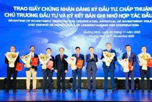 Remise des décisions et certificats d’enregistrement d’investissement à de nombreux projets de grande envergure. Photo : NDEL.