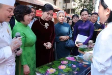Ngo Phuong Ly, épouse du Secrétaire général du Parti communiste du Vietnam, To Lam, et des délégués visitent les stands du Festival international de la culture culinaire 2025. Photo : NDEL