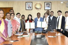 La cérémonie de signature d'un protocole d'accord sur la coopération en matière d'application des technologies de traitement des déchets organiques entre Bioway Vietnam et l'Université agricole Professeur Jayashankar Telangana (PJTAU). Photo : VOV