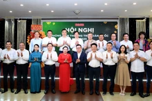 Les dirigeants du journal Nhan Dan et de la ville de Can Tho, ainsi que les délégués participant à la conférence. Photo : NDEL.