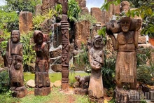 L'impressionnant jardin de sculptures en bois reflète la philosophie de vie et le sens esthétique aigu de l’ethnie Ê Đê. Photo : NDEL.
