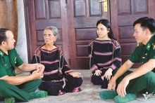 La cheffe de village Siu Phyin, du village de Goòng (commune d’Ia Púch), échange régulièrement et collabore avec les cadres et soldats du poste de garde-frontière d’Ia Púch pour mobiliser et sensibiliser les habitants à la protection commune de la frontière. Photo : vietnamnet.vn