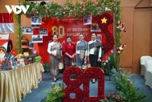 Le stand de l’ambassade du Vietnam au Laos avec le thème « 80 ans de diplomatie vietnamienne : Paix et Développement ». Photo : VOV.