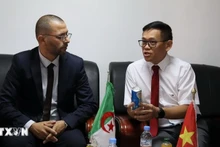 L’ambassadeur du Vietnam en Algérie, Trân Quôc Khanh (droite), et Abdelkader Toumi, président de la Chambre de commerce et d'industrie de la province de Batna. Photo : VNA.