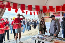 La Fête de l’Humanité a attiré l’attention de nombreux amis internationaux, de militants et de jeunes communistes venus de divers pays. Photo : NDEL