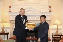 Le ministre vietnamien des Finances, Nguyen Van Thang (à droite) et Alastair King, maire de la City de Londres. Photo : baodautu.vn