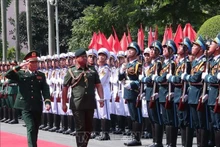 Nguyen Tan Cuong, chef d’état-major général de l’Armée populaire du Vietnam et vice-ministre de la Défense (à gauche), et le général Dato Paduka Seri Haji Muhammad Haszaimi Bin Bol Hassan, commandant des Forces armées royales du Brunei, passent en revue de la garde d'honneur de l'Armée populaire du Vietnam. Photo : VNA.