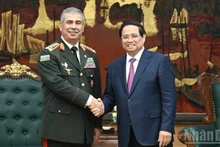 Le Premier ministre vietnamien Pham Minh Chinh (droite) reçoit le ministre azerbaïdjanais de la Défense. Photo : NDEL.