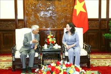 La vice-présidente du Vietnam, Vo Thi Anh Xuan, et le professeur Tran Thanh Van. Photo : VNA.