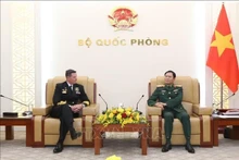 Le général Nguyen Tan Cuong, chef d'état-major de l'Armée populaire du Vietnam et vice-ministre de la Défense (droite) et le vice-amiral Mark Hammond, commandant de la Marine royale australienne, le 30 janvier à Hanoï. Photo: VNA