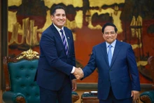 Le Premier ministre Pham Minh Chinh (droite) et l’ambassadeur de Suède au Vietnam, Johan Ndisi. Photo : VOV